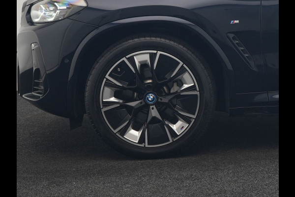 BMW iX3 M Sport 80 kWh 286pk Dealer O.H. | Trekhaak Af Fabriek | Panodak | Head Up | Adaptive Cruise | 360 Camera | Adaptief Onderstel | Harman / Kardon | Lederen Sportstoelen Memory & Verwarmd | Keyless | Blis | Apple Carplay | Sfeerverlichting | Navigatie | DAB | 20"L.M |
