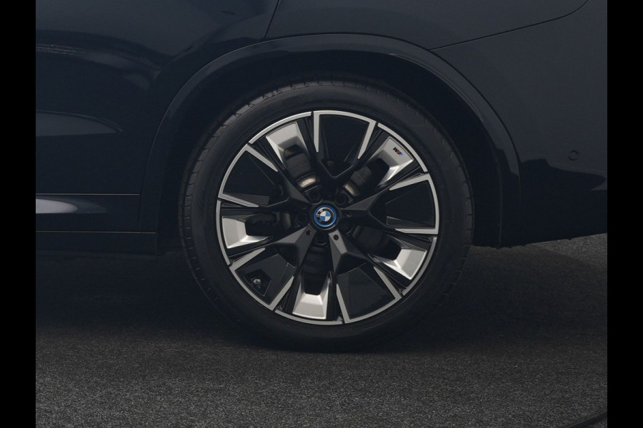 BMW iX3 M Sport 80 kWh 286pk Dealer O.H. | Trekhaak Af Fabriek | Panodak | Head Up | Adaptive Cruise | 360 Camera | Adaptief Onderstel | Harman / Kardon | Lederen Sportstoelen Memory & Verwarmd | Keyless | Blis | Apple Carplay | Sfeerverlichting | Navigatie | DAB | 20"L.M |