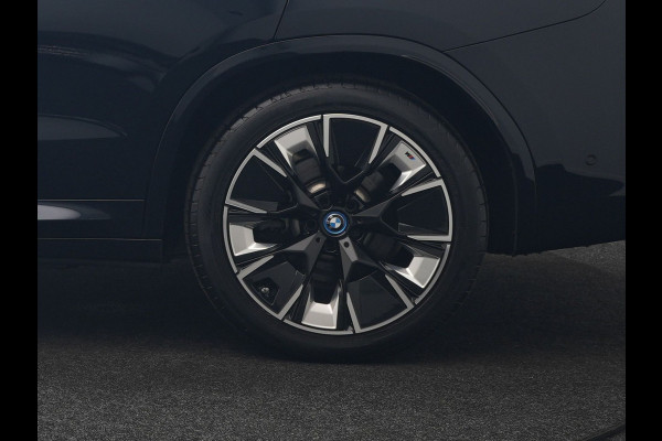 BMW iX3 M Sport 80 kWh 286pk Dealer O.H. | Trekhaak Af Fabriek | Panodak | Head Up | Adaptive Cruise | 360 Camera | Adaptief Onderstel | Harman / Kardon | Lederen Sportstoelen Memory & Verwarmd | Keyless | Blis | Apple Carplay | Sfeerverlichting | Navigatie | DAB | 20"L.M |