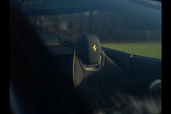 Ferrari Portofino M 3.9 V8 | VERWACHT | Blu America! | Pass. display | Veel alcantara! | Carbon interieur