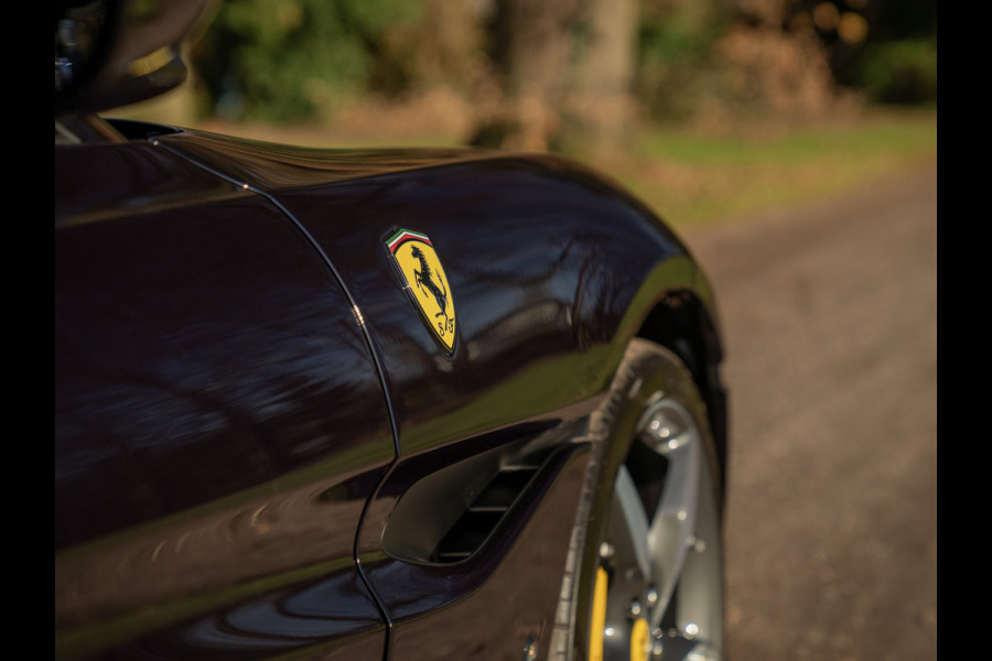 Ferrari Portofino M 3.9 V8 | VERWACHT | Blu America! | Pass. display | Veel alcantara! | Carbon interieur