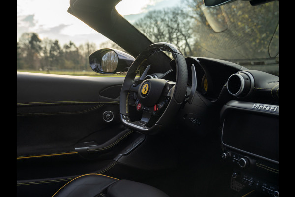 Ferrari Portofino M 3.9 V8 | VERWACHT | Blu America! | Pass. display | Veel alcantara! | Carbon interieur