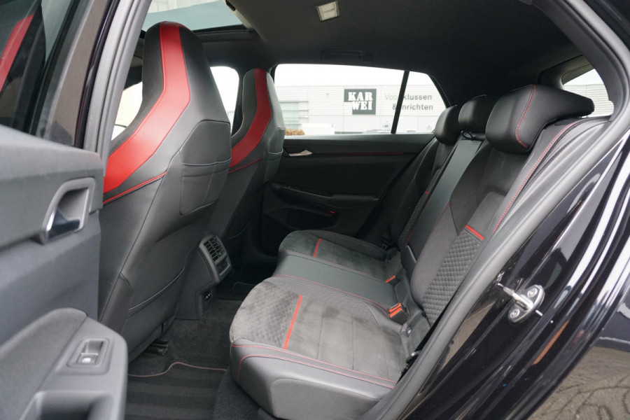 Volkswagen Golf 2.0 TSI GTI Clubsport 300PK + PANORAMADAK / IQ LIGHT / STUURVERWARMING / 19"