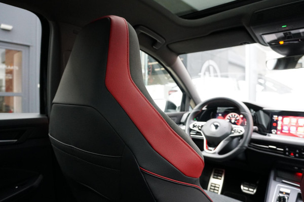 Volkswagen Golf 2.0 TSI GTI Clubsport 300PK + PANORAMADAK / IQ LIGHT / STUURVERWARMING / 19"