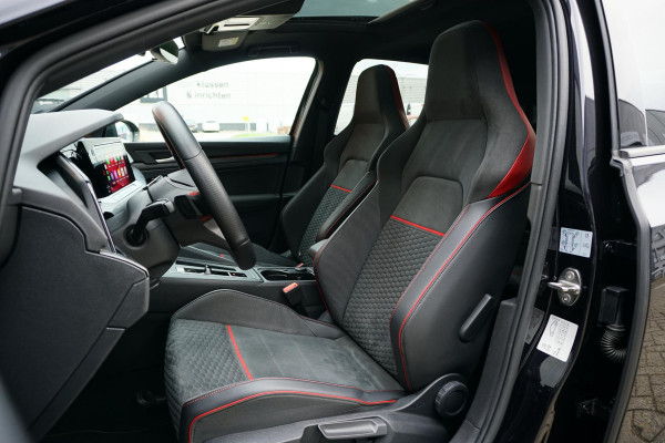 Volkswagen Golf 2.0 TSI GTI Clubsport 300PK + PANORAMADAK / IQ LIGHT / STUURVERWARMING / 19"