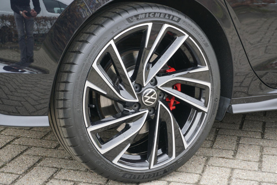 Volkswagen Golf 2.0 TSI GTI Clubsport 300PK + PANORAMADAK / IQ LIGHT / STUURVERWARMING / 19"