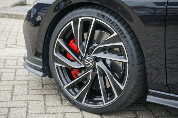 Volkswagen Golf 2.0 TSI GTI Clubsport 300PK + PANORAMADAK / IQ LIGHT / STUURVERWARMING / 19"