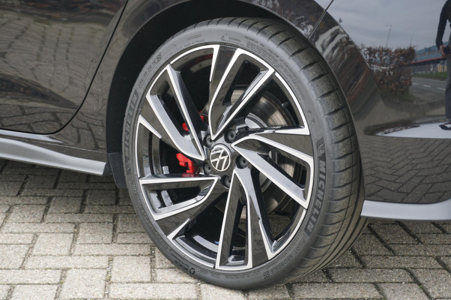 Volkswagen Golf 2.0 TSI GTI Clubsport 300PK + PANORAMADAK / IQ LIGHT / STUURVERWARMING / 19"