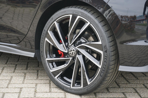 Volkswagen Golf 2.0 TSI GTI Clubsport 300PK + PANORAMADAK / IQ LIGHT / STUURVERWARMING / 19"
