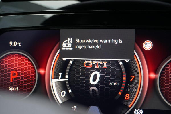 Volkswagen Golf 2.0 TSI GTI Clubsport 300PK + PANORAMADAK / IQ LIGHT / STUURVERWARMING / 19"