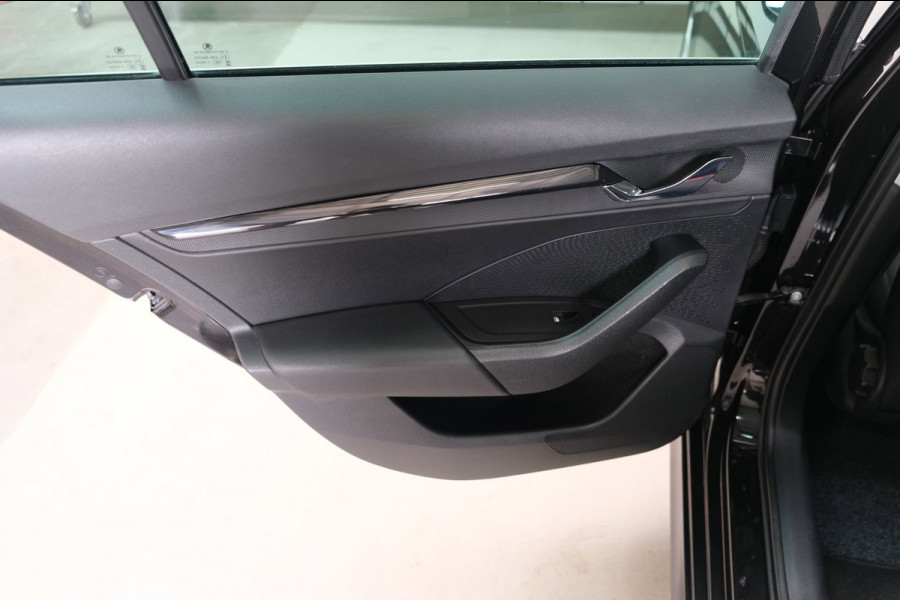 Škoda Octavia Combi 1.0 e-TSI Business Edition Automaat - N.A.P. Airco, Cruise, Navi, Camera, PDC, Trekhaak.