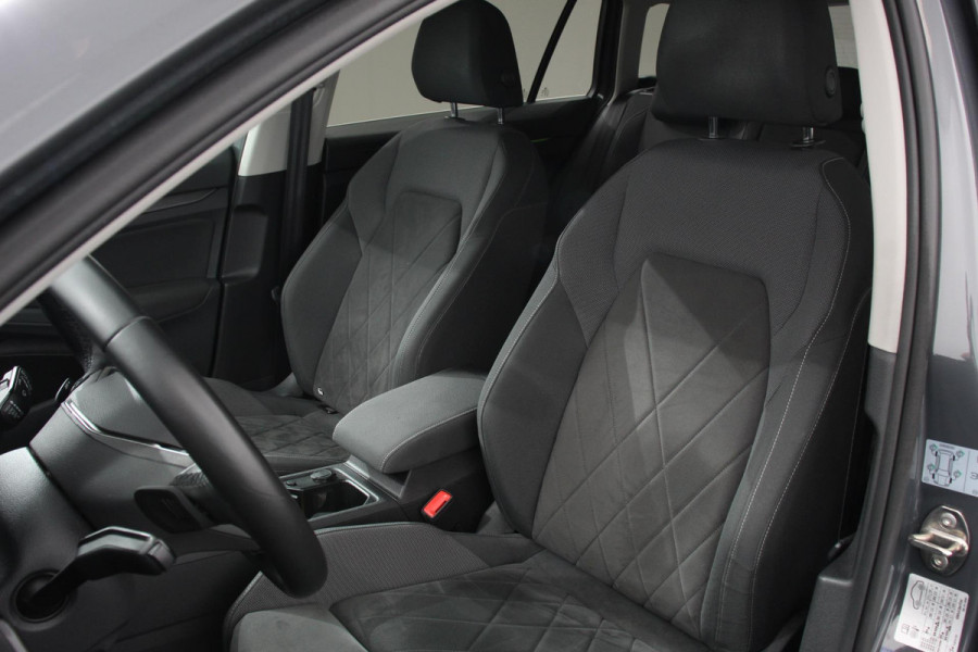 Volkswagen Golf 1.5 TSI 162 pk Variant Style DSG Navigatie Climate Control Adaptieve Cruise Control Lane Assist Privacy Glass Stoel/Stuurverwarming LED PDC V+A Camera Electrische bedienbare Achterklep