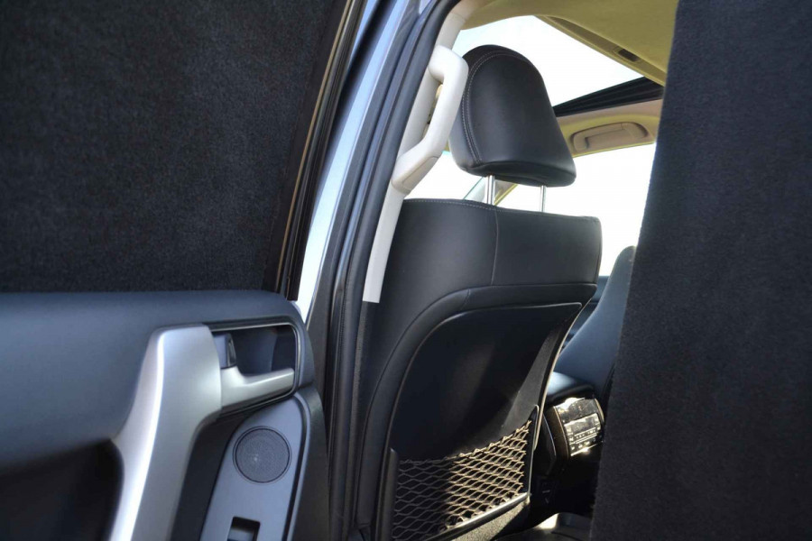 Toyota Land Cruiser 150 2.8 D-4D-F Executive Window Van