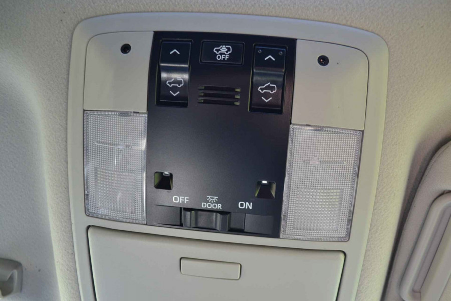 Toyota Land Cruiser 150 2.8 D-4D-F Executive Window Van