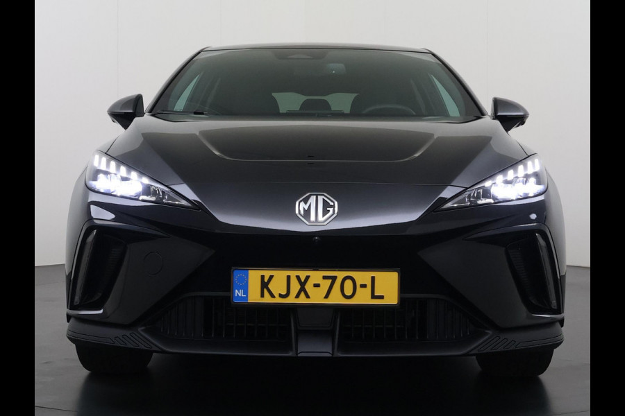 MG Mg4 electric Luxury 64 kWh SOH 95% | 14K KM!! |360 CAMERA| 7 JAAR MG GARANTIE T/M 07-2031| ELEK. STOEL| DODE HOEK SENSOR| STOEL + STUURVERWARMING| ADAPTIVE CRUISE CONTROL