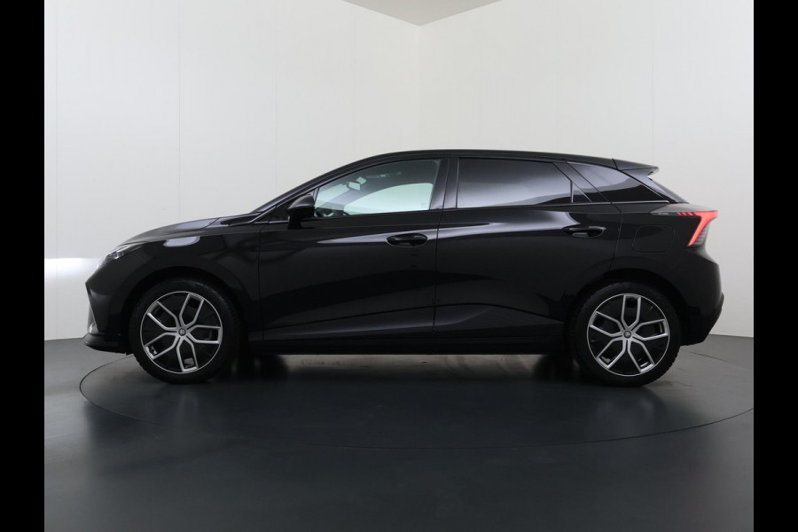 MG Mg4 electric Luxury 64 kWh SOH 95% | 14K KM!! |360 CAMERA| 7 JAAR MG GARANTIE T/M 07-2031| ELEK. STOEL| DODE HOEK SENSOR| STOEL + STUURVERWARMING| ADAPTIVE CRUISE CONTROL