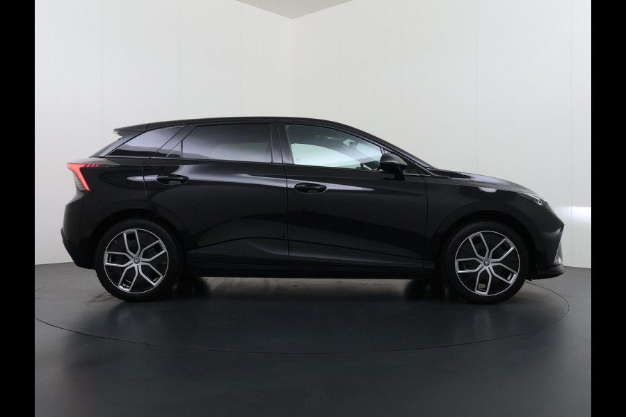 MG Mg4 electric Luxury 64 kWh SOH 95% | 14K KM!! |360 CAMERA| 7 JAAR MG GARANTIE T/M 07-2031| ELEK. STOEL| DODE HOEK SENSOR| STOEL + STUURVERWARMING| ADAPTIVE CRUISE CONTROL