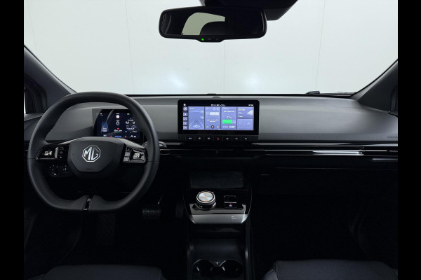 MG Mg4 electric Luxury 64 kWh SOH 95% | 14K KM!! |360 CAMERA| 7 JAAR MG GARANTIE T/M 07-2031| ELEK. STOEL| DODE HOEK SENSOR| STOEL + STUURVERWARMING| ADAPTIVE CRUISE CONTROL