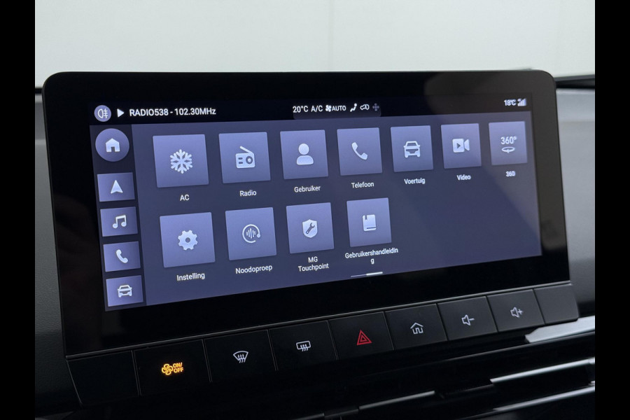 MG Mg4 electric Luxury 64 kWh SOH 95% | 14K KM!! |360 CAMERA| 7 JAAR MG GARANTIE T/M 07-2031| ELEK. STOEL| DODE HOEK SENSOR| STOEL + STUURVERWARMING| ADAPTIVE CRUISE CONTROL