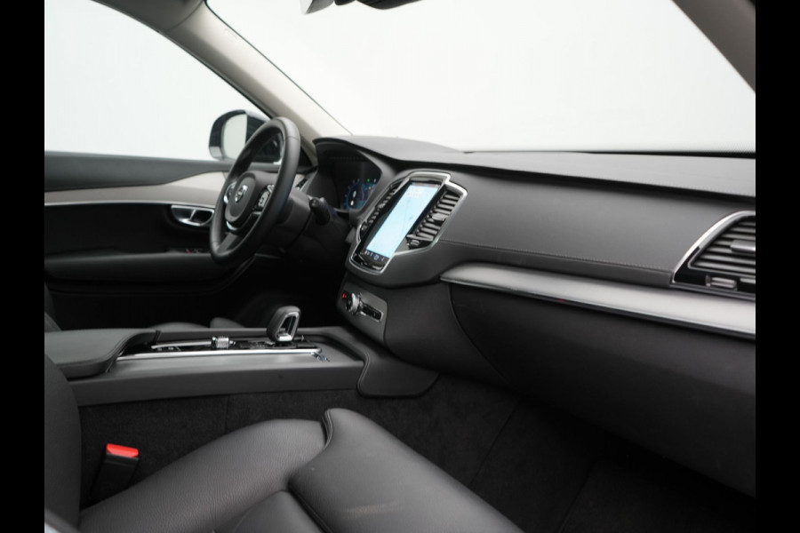Volvo XC90 T8 Recharge AWD Plus Dark 7Persoons LONG RANGE PHEV 455pk Dealer O.H. | Trekhaak Af Fabriek | Panodak | Adaptive Cruise | 360 Camera | Harman / Kardon | Lederen Sportstoelen Memory & Verwarmd | Stuur Verwarmd | Google Assistent | Apple Carplay | Keyless | Plug In Hybrid |