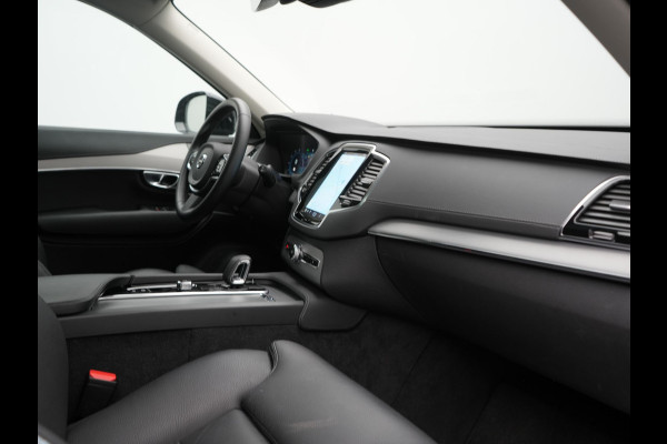 Volvo XC90 T8 Recharge AWD Plus Dark 7Persoons LONG RANGE PHEV 455pk Dealer O.H. | Trekhaak Af Fabriek | Panodak | Adaptive Cruise | 360 Camera | Harman / Kardon | Lederen Sportstoelen Memory & Verwarmd | Stuur Verwarmd | Google Assistent | Apple Carplay | Keyless | Plug In Hybrid |