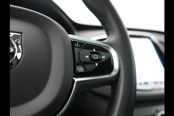 Volvo XC90 T8 Recharge AWD Plus Dark 7Persoons LONG RANGE PHEV 455pk Dealer O.H. | Trekhaak Af Fabriek | Panodak | Adaptive Cruise | 360 Camera | Harman / Kardon | Lederen Sportstoelen Memory & Verwarmd | Stuur Verwarmd | Google Assistent | Apple Carplay | Keyless | Plug In Hybrid |