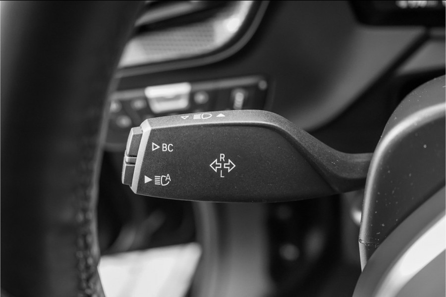 BMW 1-serie 118i M-Sport Pano CarPlay Camera HiFi 18"
