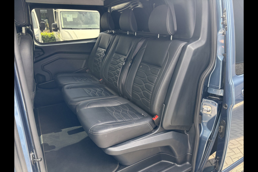 Ford Transit Custom 320 2.0 TDCI L2H1 Platinum Edition DC Automaat Achteruitrijcamera - Parkeersensoren - Navigatie - Airco - Dodehoek detector - Cruise control - Licht metalen velgen 16 inch - Lederen bekleding - Radio - Bluetooth - Dubbele cabine - Tussens - Mistlampen voor - Sidebars - Trekhaak - Voorstoelen verwarmd - Led verlichting - Extra getint glas achter - Start/stop systeem - Stuur multifunctioneel - Stuur leder - Regensensor