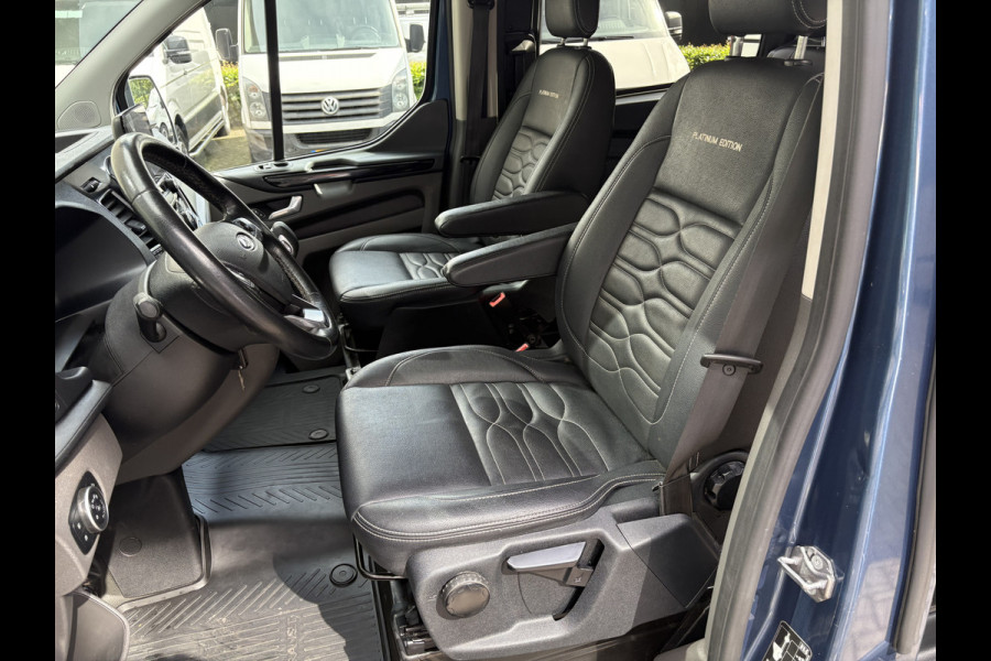 Ford Transit Custom 320 2.0 TDCI L2H1 Platinum Edition DC Automaat Achteruitrijcamera - Parkeersensoren - Navigatie - Airco - Dodehoek detector - Cruise control - Licht metalen velgen 16 inch - Lederen bekleding - Radio - Bluetooth - Dubbele cabine - Tussens - Mistlampen voor - Sidebars - Trekhaak - Voorstoelen verwarmd - Led verlichting - Extra getint glas achter - Start/stop systeem - Stuur multifunctioneel - Stuur leder - Regensensor