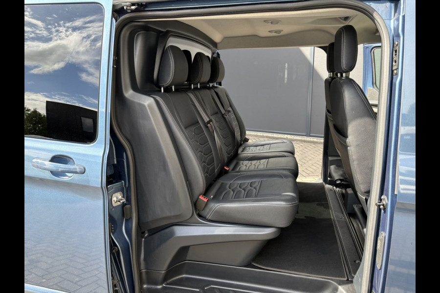 Ford Transit Custom 320 2.0 TDCI L2H1 Platinum Edition DC Automaat Achteruitrijcamera - Parkeersensoren - Navigatie - Airco - Dodehoek detector - Cruise control - Licht metalen velgen 16 inch - Lederen bekleding - Radio - Bluetooth - Dubbele cabine - Tussens - Mistlampen voor - Sidebars - Trekhaak - Voorstoelen verwarmd - Led verlichting - Extra getint glas achter - Start/stop systeem - Stuur multifunctioneel - Stuur leder - Regensensor