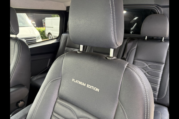 Ford Transit Custom 320 2.0 TDCI L2H1 Platinum Edition DC Automaat Achteruitrijcamera - Parkeersensoren - Navigatie - Airco - Dodehoek detector - Cruise control - Licht metalen velgen 16 inch - Lederen bekleding - Radio - Bluetooth - Dubbele cabine - Tussens - Mistlampen voor - Sidebars - Trekhaak - Voorstoelen verwarmd - Led verlichting - Extra getint glas achter - Start/stop systeem - Stuur multifunctioneel - Stuur leder - Regensensor