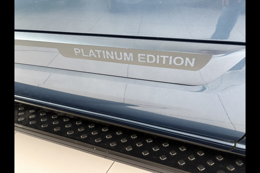 Ford Transit Custom 320 2.0 TDCI L2H1 Platinum Edition DC Automaat Achteruitrijcamera - Parkeersensoren - Navigatie - Airco - Dodehoek detector - Cruise control - Licht metalen velgen 16 inch - Lederen bekleding - Radio - Bluetooth - Dubbele cabine - Tussens - Mistlampen voor - Sidebars - Trekhaak - Voorstoelen verwarmd - Led verlichting - Extra getint glas achter - Start/stop systeem - Stuur multifunctioneel - Stuur leder - Regensensor
