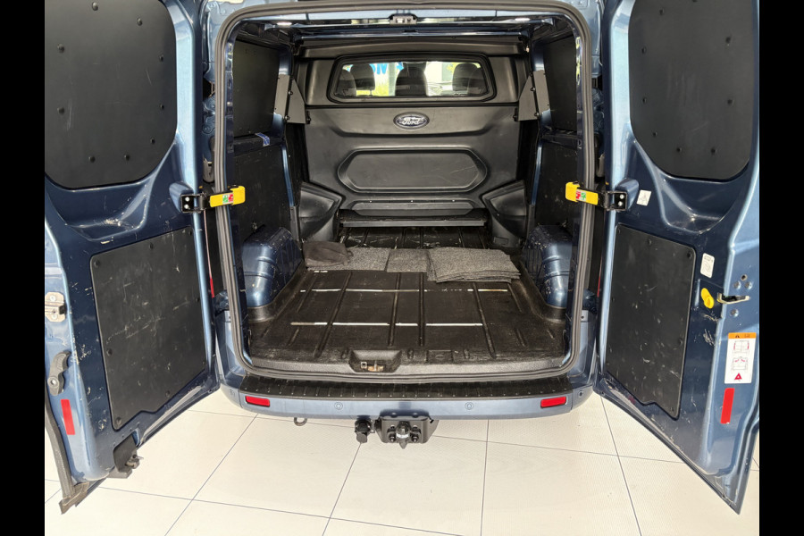 Ford Transit Custom 320 2.0 TDCI L2H1 Platinum Edition DC Automaat Achteruitrijcamera - Parkeersensoren - Navigatie - Airco - Dodehoek detector - Cruise control - Licht metalen velgen 16 inch - Lederen bekleding - Radio - Bluetooth - Dubbele cabine - Tussens - Mistlampen voor - Sidebars - Trekhaak - Voorstoelen verwarmd - Led verlichting - Extra getint glas achter - Start/stop systeem - Stuur multifunctioneel - Stuur leder - Regensensor