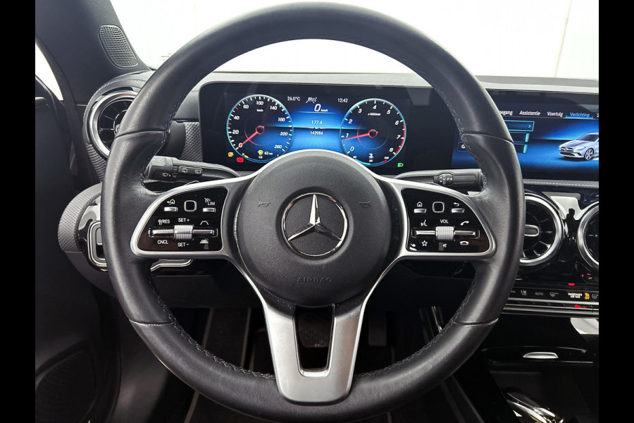 Mercedes-Benz CLA-Klasse Shooting Brake 180 Business Solution Automaat (CAMERA, ADAPTIVE CRUISE, AUTOPILOT, PDC, STOELVERWARMING)
