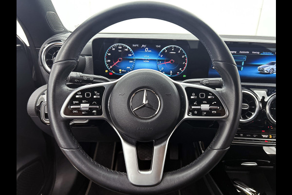 Mercedes-Benz CLA-Klasse Shooting Brake 180 Business Solution Automaat (CAMERA, ADAPTIVE CRUISE, AUTOPILOT, PDC, STOELVERWARMING)