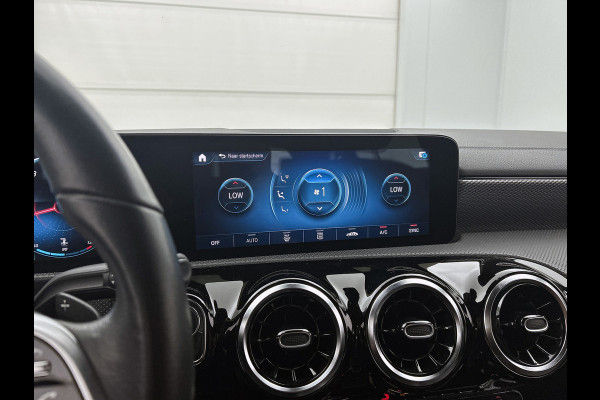 Mercedes-Benz CLA-Klasse Shooting Brake 180 Business Solution Automaat (CAMERA, ADAPTIVE CRUISE, AUTOPILOT, PDC, STOELVERWARMING)