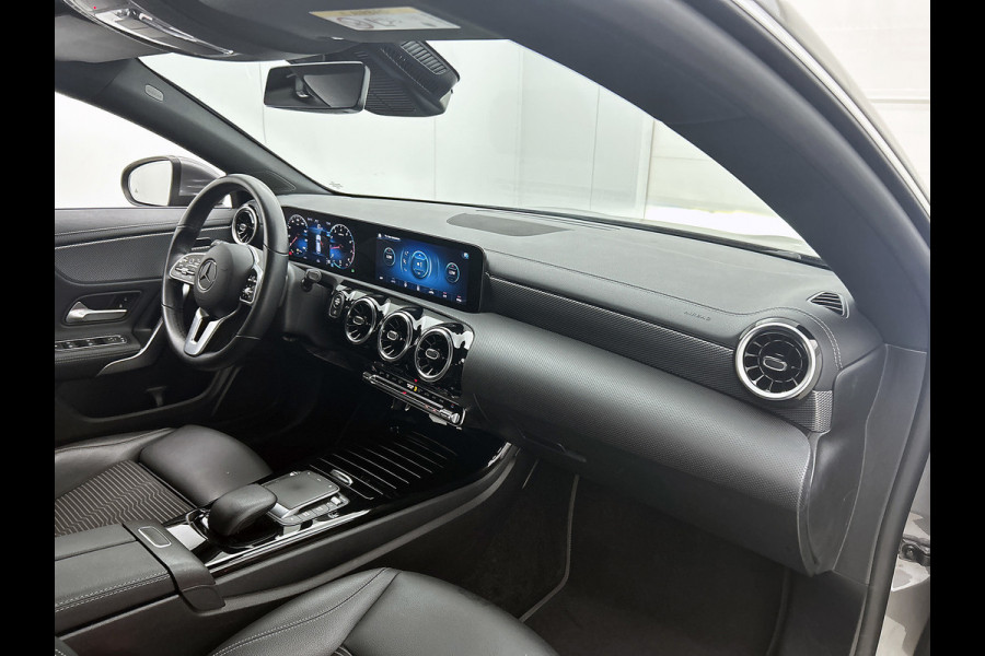 Mercedes-Benz CLA-Klasse Shooting Brake 180 Business Solution Automaat (CAMERA, ADAPTIVE CRUISE, AUTOPILOT, PDC, STOELVERWARMING)