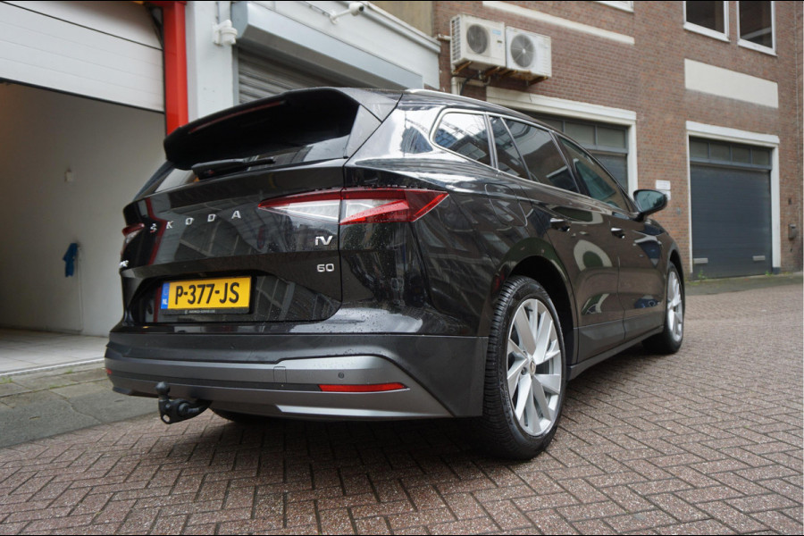 Škoda ENYAQ iV 60 | NL Auto | 1ste eigenaar | Trekhaak | Adaptive+Lane | Sfeer | 20inch | Leer/ stof | Luxe zeer nette auto