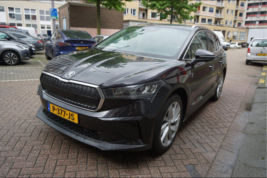 Škoda ENYAQ iV 60 | NL Auto | 1ste eigenaar | Trekhaak | Adaptive+Lane | Sfeer | 20inch | Leer/ stof | Luxe zeer nette auto