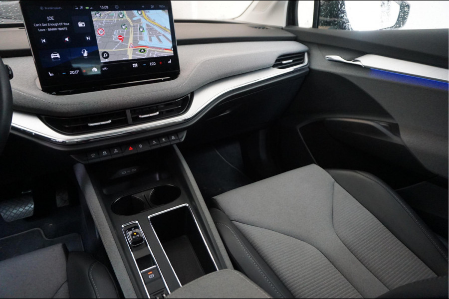 Škoda ENYAQ iV 60 | NL Auto | 1ste eigenaar | Trekhaak | Adaptive+Lane | Sfeer | 20inch | Leer/ stof | Luxe zeer nette auto