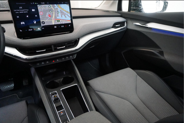 Škoda ENYAQ iV 60 | NL Auto | 1ste eigenaar | Trekhaak | Adaptive+Lane | Sfeer | 20inch | Leer/ stof | Luxe zeer nette auto