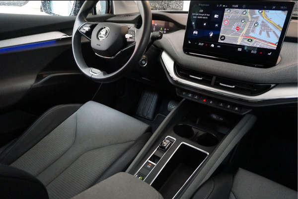 Škoda ENYAQ iV 60 | NL Auto | 1ste eigenaar | Trekhaak | Adaptive+Lane | Sfeer | 20inch | Leer/ stof | Luxe zeer nette auto