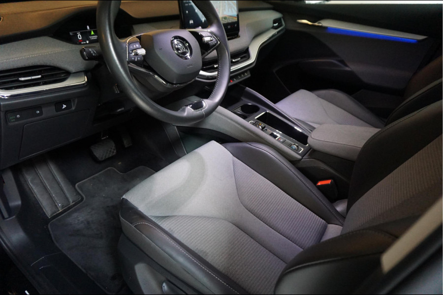 Škoda ENYAQ iV 60 | NL Auto | 1ste eigenaar | Trekhaak | Adaptive+Lane | Sfeer | 20inch | Leer/ stof | Luxe zeer nette auto