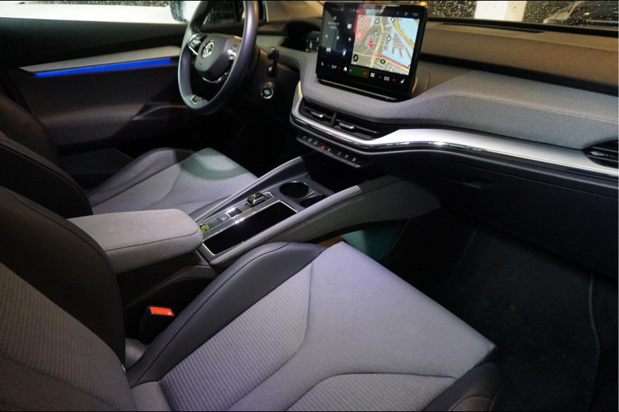 Škoda ENYAQ iV 60 | NL Auto | 1ste eigenaar | Trekhaak | Adaptive+Lane | Sfeer | 20inch | Leer/ stof | Luxe zeer nette auto