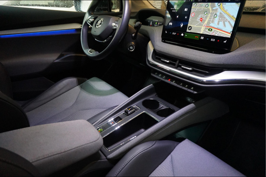 Škoda ENYAQ iV 60 | NL Auto | 1ste eigenaar | Trekhaak | Adaptive+Lane | Sfeer | 20inch | Leer/ stof | Luxe zeer nette auto