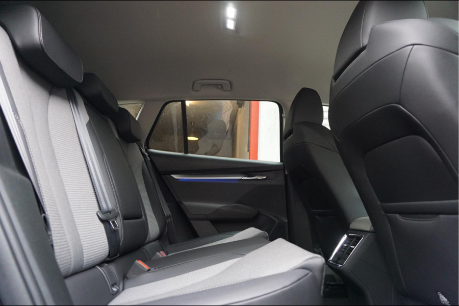 Škoda ENYAQ iV 60 | NL Auto | 1ste eigenaar | Trekhaak | Adaptive+Lane | Sfeer | 20inch | Leer/ stof | Luxe zeer nette auto