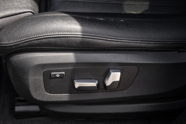 BMW X5 xDrive45e Executive CARPLAY / CAMERA / DEALER ONDERHOUDEN / LEER / STOELVERWARMING / BLACK ON BLACK