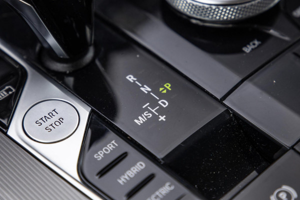 BMW X5 xDrive45e Executive CARPLAY / CAMERA / DEALER ONDERHOUDEN / LEER / STOELVERWARMING / BLACK ON BLACK