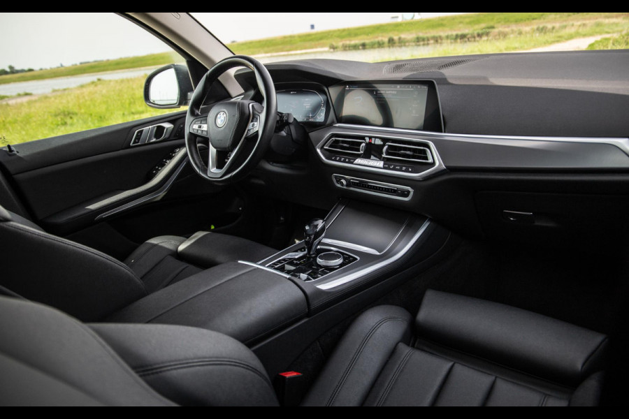 BMW X5 xDrive45e Executive CARPLAY / CAMERA / DEALER ONDERHOUDEN / LEER / STOELVERWARMING / BLACK ON BLACK