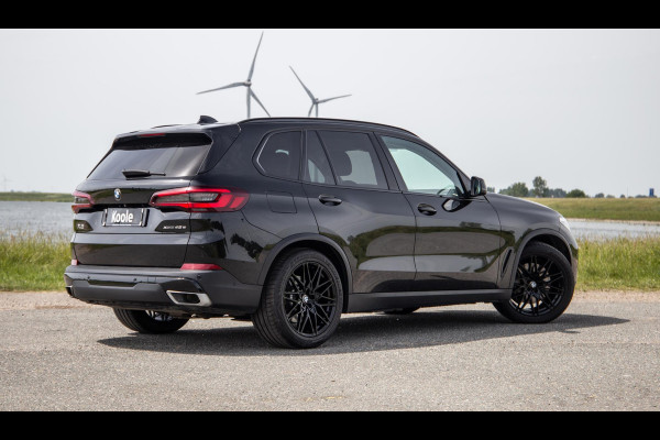 BMW X5 xDrive45e Executive CARPLAY / CAMERA / DEALER ONDERHOUDEN / LEER / STOELVERWARMING / BLACK ON BLACK